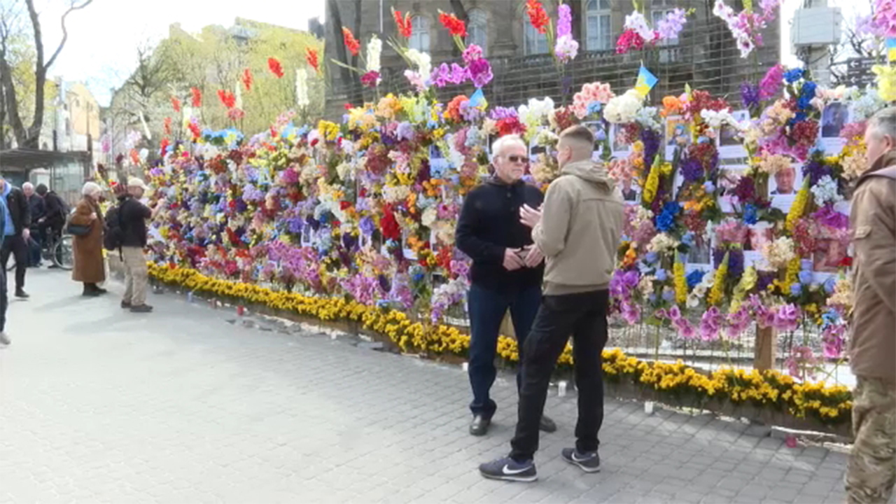 American in Ukraine creates tribute wall of victims from Russia's war