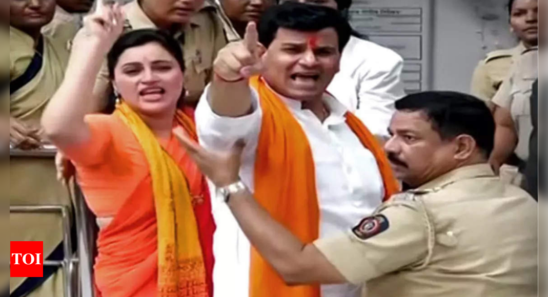 Hanuman Chalisa row: Bombay HC refuses to quash FIR against MP Navneet Rana and her MLA husband Ravi Rana