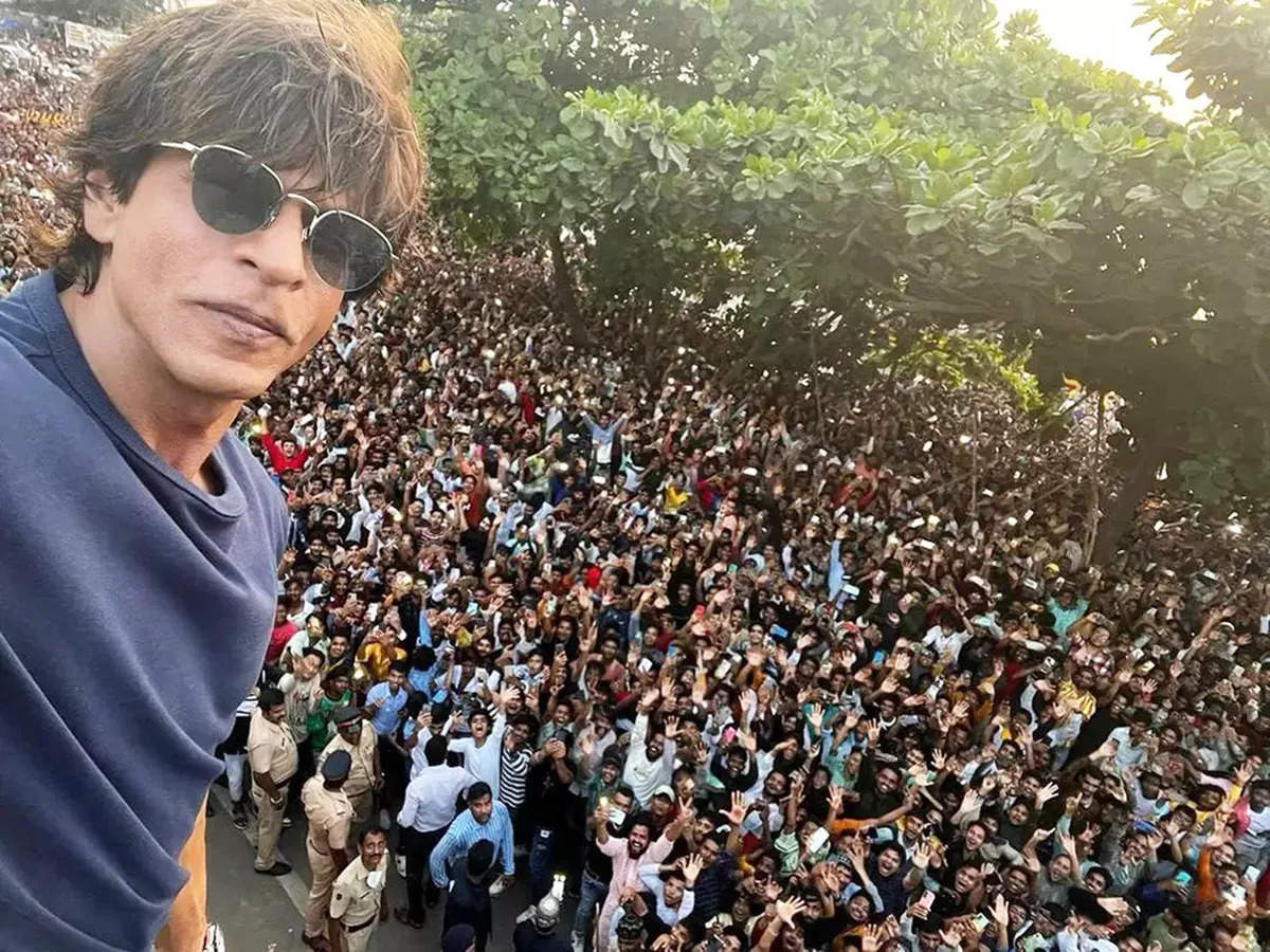 Shah Rukh Khan greets fans with selfies and signature pose; fans call it ‘Perfect Eidi’ | Photogallery